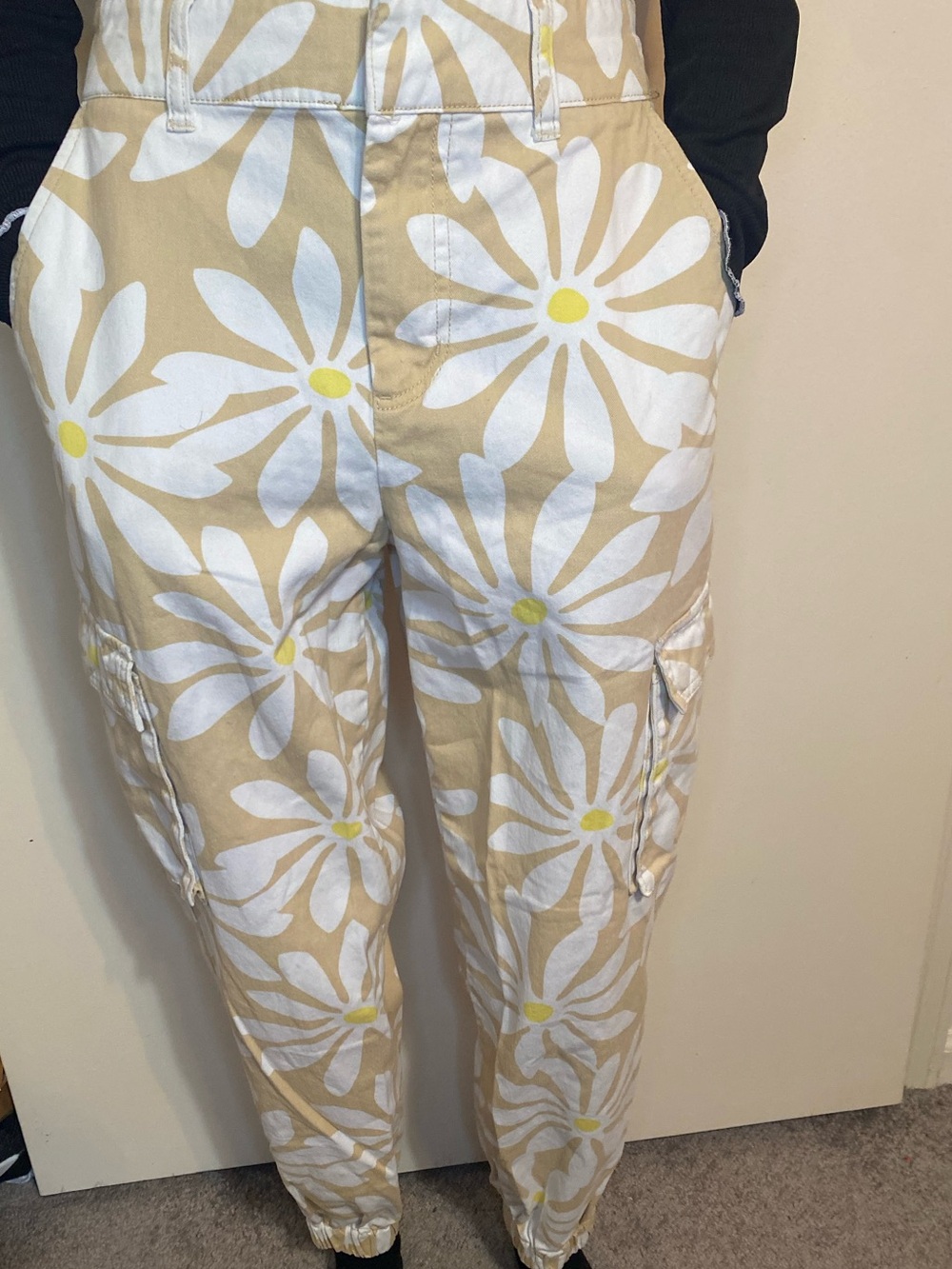 Forever 21 Beige Cargo Joggers with White Daisy Print size small - Picture 4 of 12